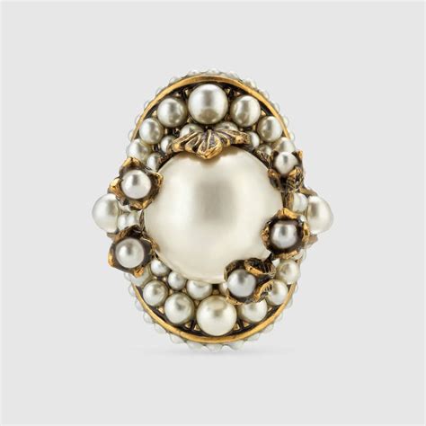 anello strutturato con perla di vetro crema gucci indossato|Anelli GUCCI .